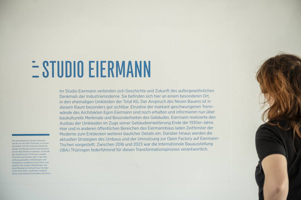 Die große Geschichte des Eiermannbaus kann man in einer zurückhaltenden Ausstellung an Wänden nachlesen.