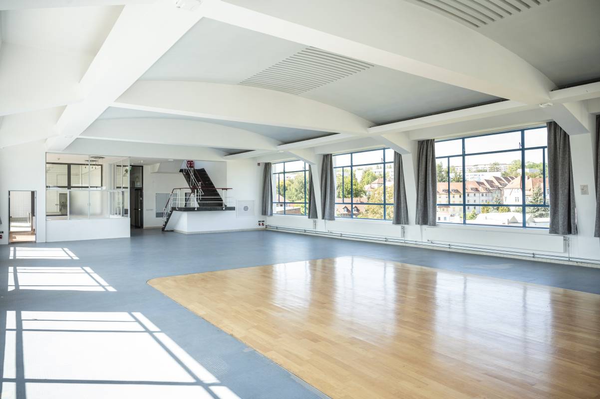 Der Saal wurde von Egon Eiermann für die Belegschaft des ehemaligen Feuerlöschgerätewerks als Kantine entworfen.